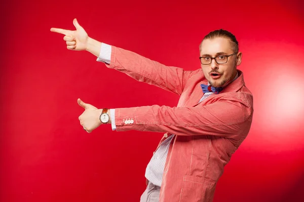 Oyunculuk adam kırmızı zemin üzerine