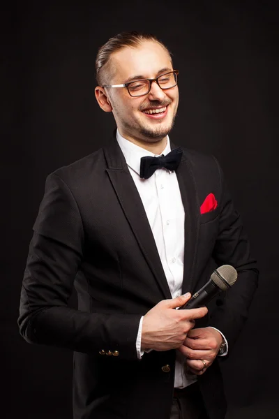 Siyah arka planda oyunculuk adam