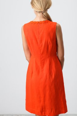 Kırmızı elbiseli kadın.