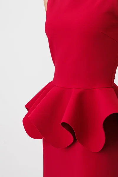 Kırmızı elbiseli kadın.