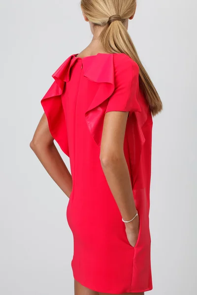 Kırmızı elbiseli kadın.