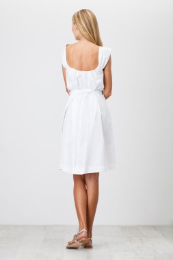 Beyaz elbiseli kadın. 