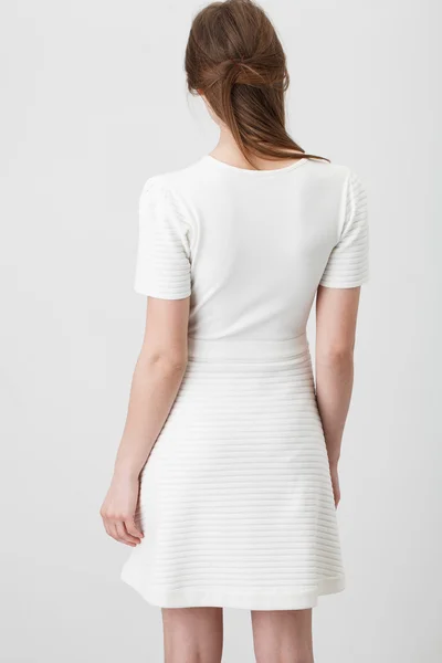 Kvinna i vit klänning — Stockfoto