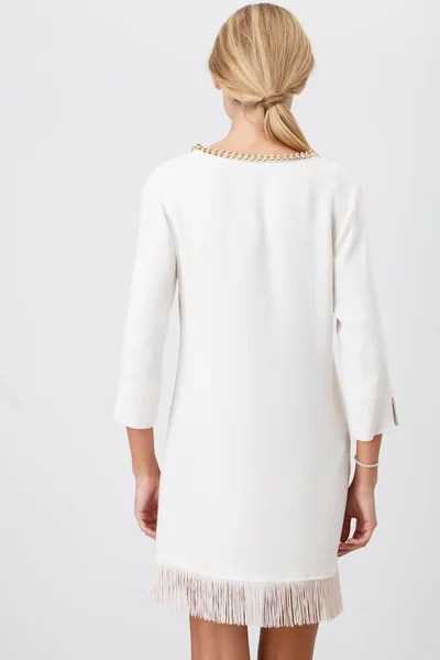 Beyaz elbiseli kadın. 