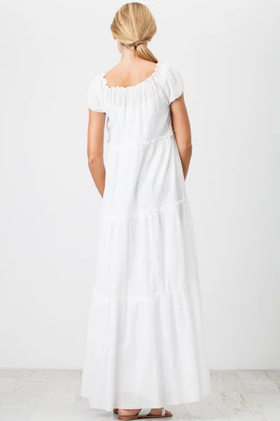 Женщина в белом платье — стоковое фото