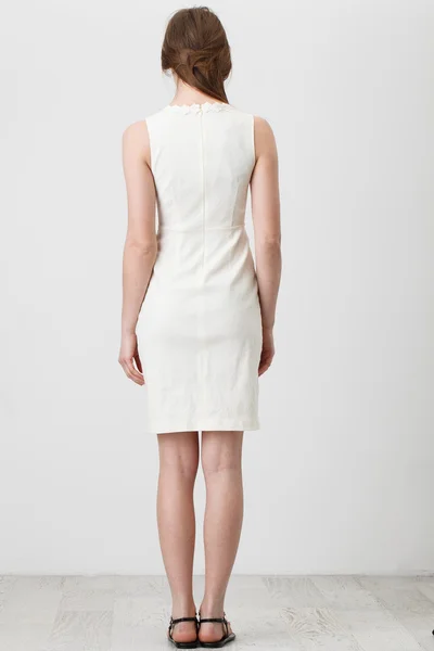 Beyaz elbiseli kadın. 