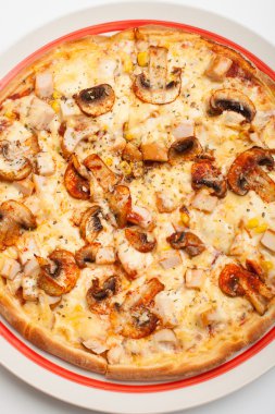 Mantar ile İtalyan pizza