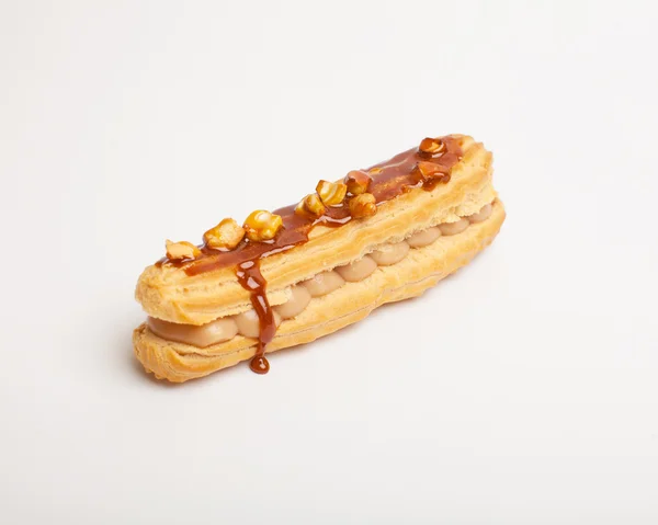 Karamel ve fındık ile bir pasta