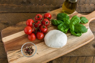 Fesleğen ile kiraz domates ve mozzarella peyniri