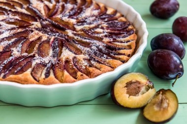 Seramik tabak içinde ev yapımı Erik turtası. Yakın çekim. Doğrudan görünümü