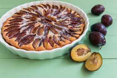 Seramik tabak içinde ev yapımı Erik turtası. Doğrudan görünümü.