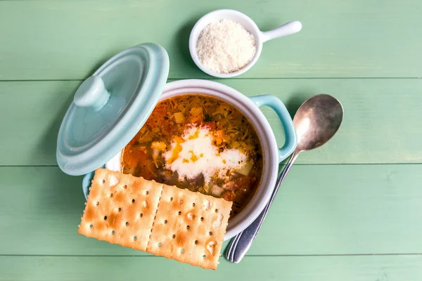 Mini rakott minestrone leves krakkoló, parmezán sajttal. — Stock Fotó