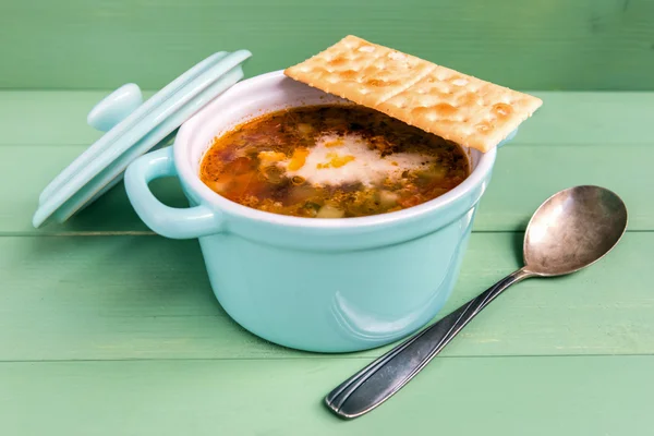 Mini casserole de soupe minestrone avec craquelin. Vue directe — Photo