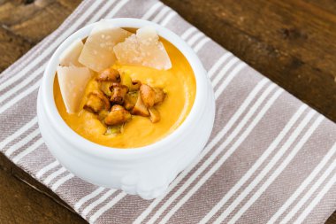 Mini güveç ızgara tost ile mantar çorbası