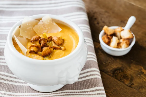 Mini casserole of mushroom soup with grilled toast — Stock Image Mini casserole of mushroom soup with grilled toast Stock Picture