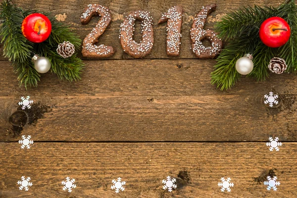 Рождественский фон с пряничными номерами 2016 года, еловые ветви и украшения — стоковое фото