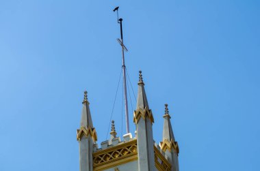 Beyaz ve altın rengi bir kilise