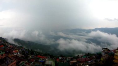 Kuzey Hindistan 'daki bir köyün tepesinden gelen zaman aşımı.