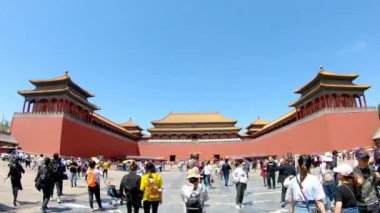 Pekin 'de Tiananmen, güneşli bir bahar gününde Çin