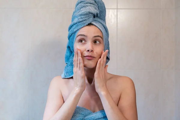 Junge Frau Reinigt Ihr Gesicht Badezimmer Mit Seife Und Einem — Stockfoto