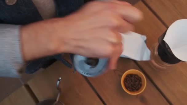 醸造用のコーヒー豆を手動で粉砕し V60デカンタでコーヒーを注ぎます トップビュー 閉じます — ストック動画