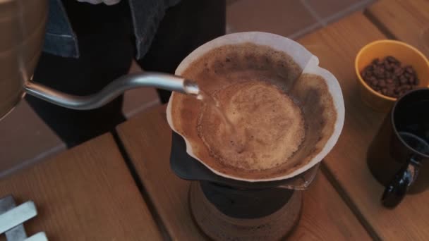 Barista Versare Acqua Calda Decanter Hario V60 Fermentare Caffè Filtro — Video Stock