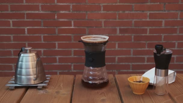 Hario V60デカンタフィルタリングはコーヒーを注ぎます フィルターコーヒーを醸造するための完全なセット 閉じろ — ストック動画