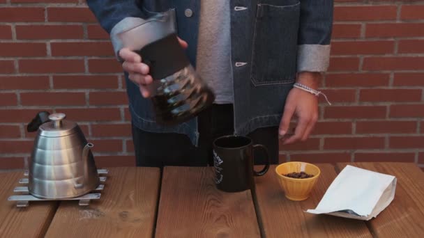 醸造のプロセスは Hario V60デカンタでコーヒーを注ぐ バリスタは マグカップにコーヒーを提供し それを試してみてください 閉じろ — ストック動画