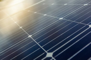 Güneş ışığı yansıması olan güneş paneli ızgarası, alternatif güç kaynağı. Yenilenebilir enerji kavramı. Kapat..