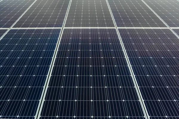 Güneş paneli ızgarası, alternatif güç kaynağı. Yenilenebilir enerji kavramı. Ön görünüm.