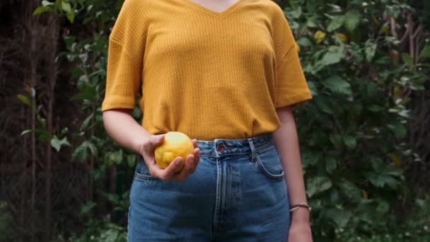 Mujer Joven Lanzando Limón Aire Jardín Producción Propia — Vídeos de Stock