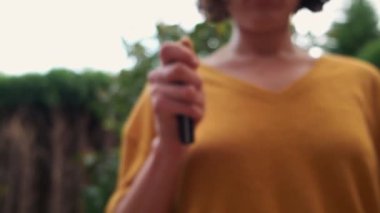 Bahçe masasında limon dilimleyen genç bir kadın. Ağır çekim. Kapat..