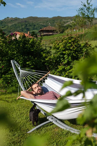 Homem Espanhol Barbudo Deitado Rede Jardim Com Animal Estimação Gato — Fotografia de Stock