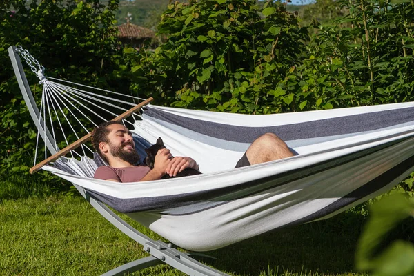 Homem Espanhol Barbudo Feliz Deitado Rede Lado Gato Preto Jardim — Fotografia de Stock