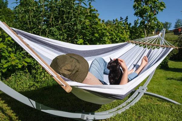 Mulher Relaxada Rede Com Gato Preto Desfrutando Bom Tempo Ambiente — Fotografia de Stock