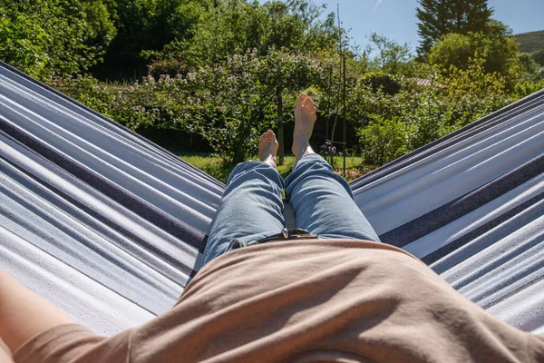 Ponto Vista Mulher Deitada Rede Jardim Desfrutando Bom Tempo Verão — Fotografia de Stock