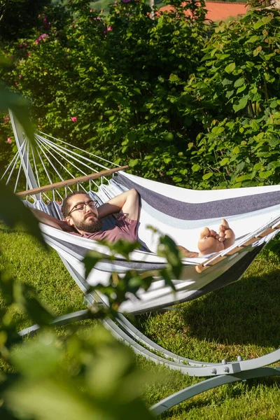 Homem Espanhol Relaxado Com Barba Deitada Rede Desfrutando Bom Tempo — Fotografia de Stock