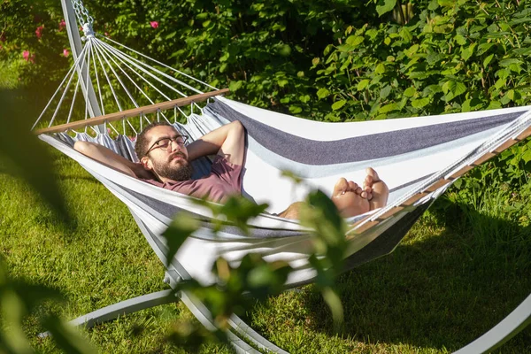Homem Espanhol Barbudo Deitado Rede Desfrutando Bom Tempo — Fotografia de Stock