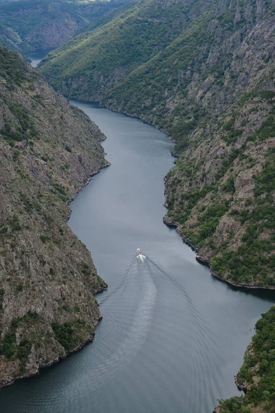 Galiçya, İspanya 'da Sil nehrinde tekne gezintisi. Dikey fotoğraf.