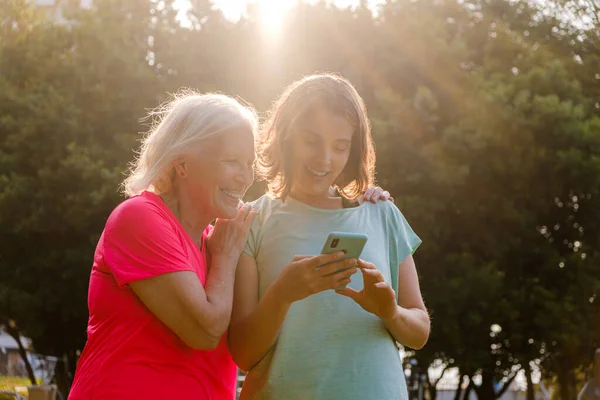 Desportivo Avó Neta Verificando Telefone Celular Pôr Sol Durante Treinamento — Fotografia de Stock