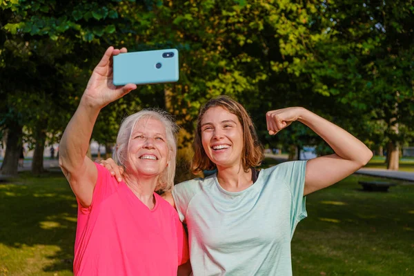 Desportivo Avó Neta Tirando Uma Foto Juntos Parque — Fotografia de Stock