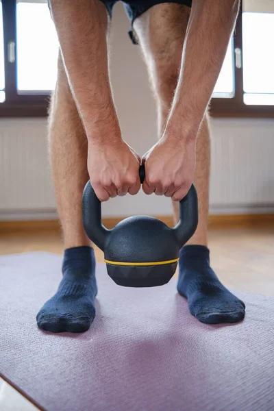 在家锻炼时 手握水壶的男性的特写 垂直照片 — 图库照片