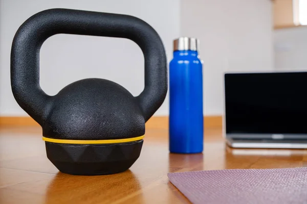 Kettlebell ve dizüstü bilgisayarlı ev egzersizi seti..