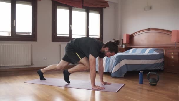 Vousatý Muž Dělá Horolezce Doma Jako Součást Svého Denního Cvičení — Stock video