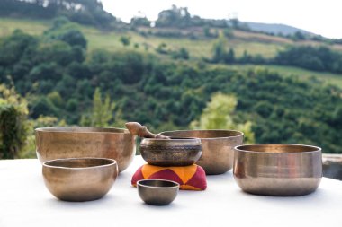 Orijinal Tibet şarkı kaseleri açık havada alternatif bir terapi için hazırlanıyor..