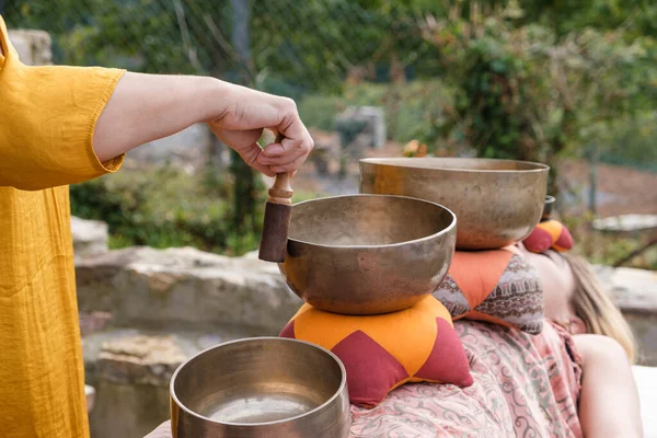 Alternatif terapi Tibet şarkı kaseleriyle bir kaplıcada.