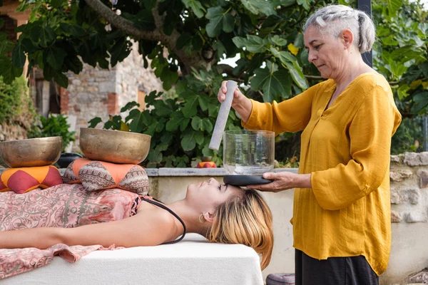 Volwassen Therapeut Doet Alternatieve Massage Met Een Kwarts Kristal Zang — Stockfoto