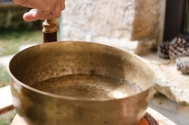 İçinde su olan Tibet şarkı kasesi..