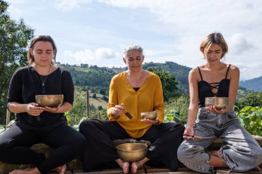 Müzik kaseleriyle meditasyon ve farkındalık dersi.