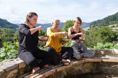 Tibet şarkı kaseleriyle meditasyon kursu.